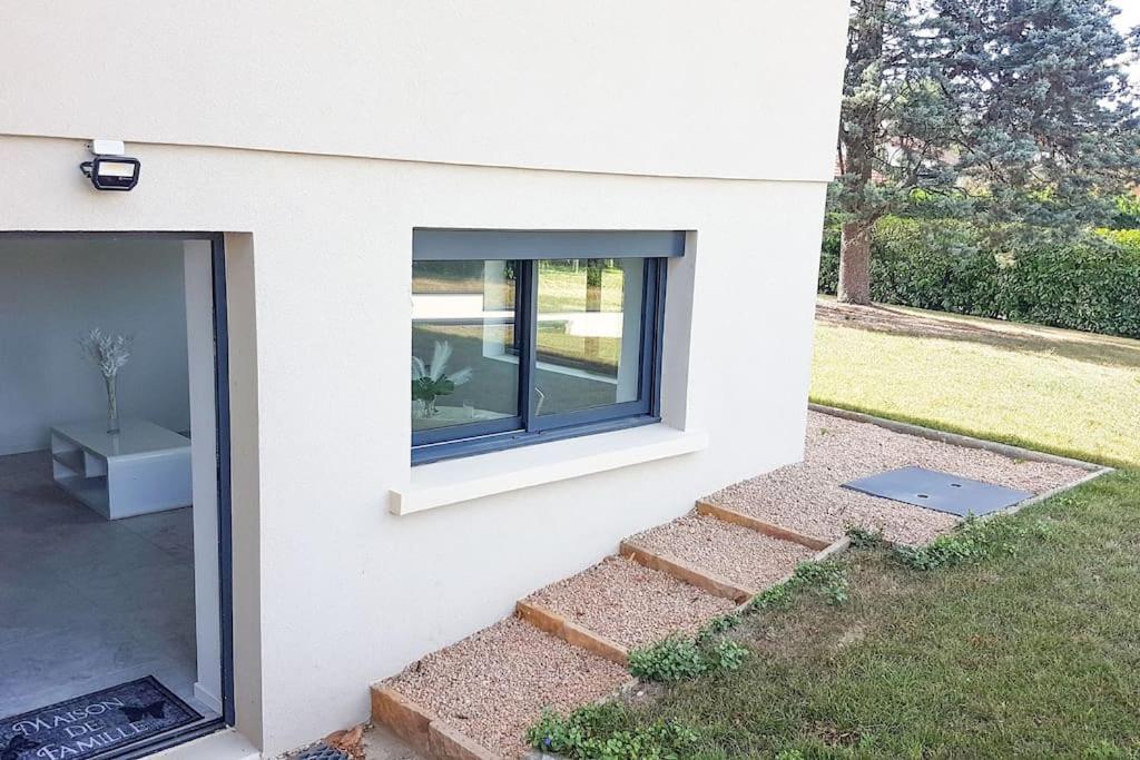 Le Petit Castel, Portes De Lyon Chazay-d'Azergues Extérieur photo