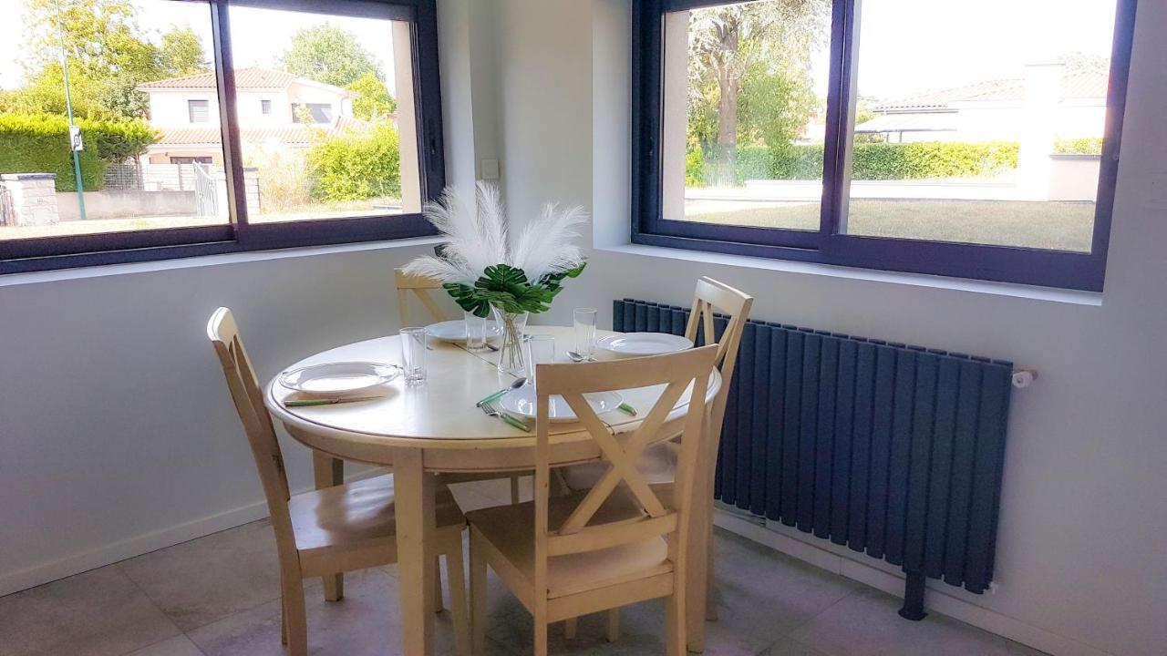 Le Petit Castel, Portes De Lyon Chazay-d'Azergues Extérieur photo